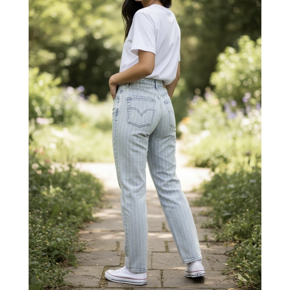 American Eagle Outfitters Womens High Rise Mom‎ Jeans Light Wash Striped, 6